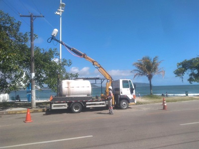 Celesc realiza limpeza de salitre em redes elétricas do litoral norte