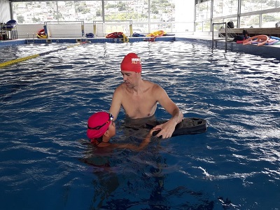 Celesc patrocina projetos de natação e tênis que beneficiam mais de 500 crianças na Grande Florianópolis