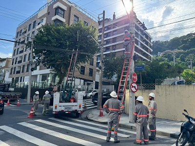Primeiro mutirão de limpeza de postes de 2025 retira 700 kg de cabos irregulares ou obsoletos em Florianópolis
