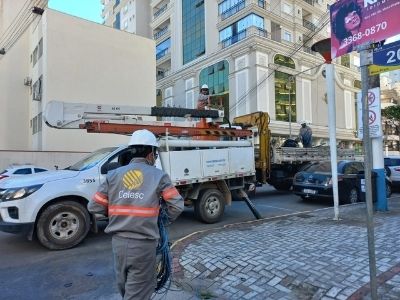 Em Itapema, Celesc realiza Operação Cabos Clandestinos para retirar instalação irregular