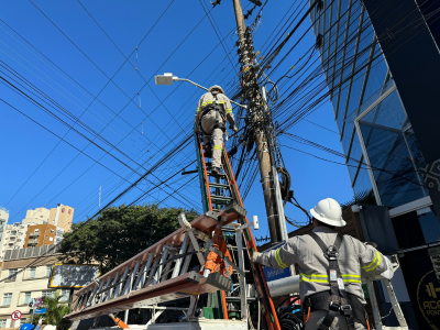 Celesc e empresas de telecomunicações retiram mais de 150 toneladas de cabos irregulares em Santa Catarina ao longo de 2025