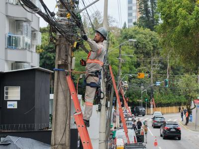 Celesc, Prefeitura de Florianópolis e empresas retiraram 25 toneladas de fios obsoletos em um ano de parceria