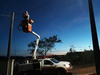 Ciclone: Eletricistas trabalham há 110 horas em áreas de difícil acesso